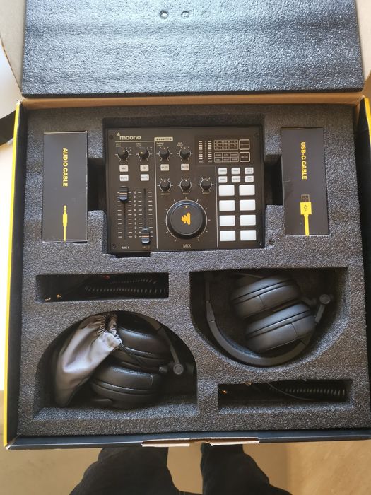 Konsola podcastowa MaonoCaster + 2 mikrofony + 2x słuchawki