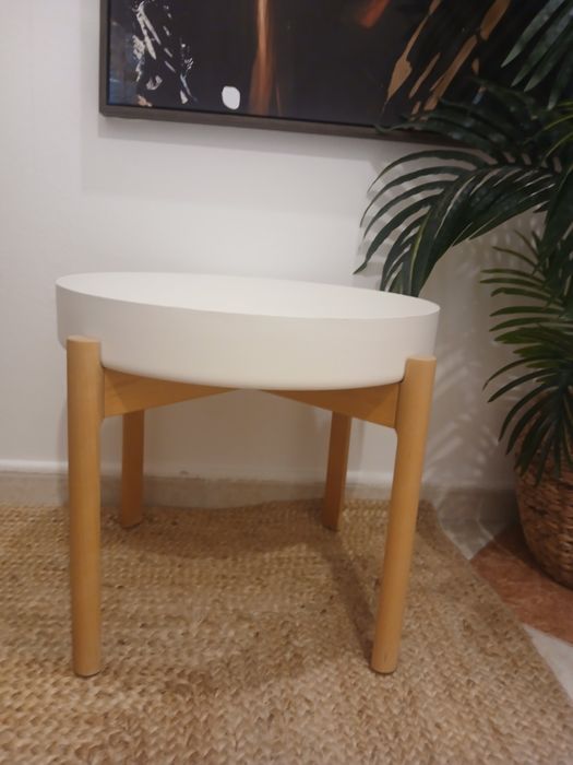 Mesa de apoio em metal branca e pés em madeira