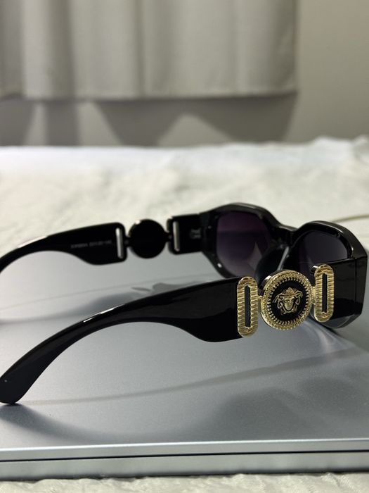 Óculos de Sol Versace Preto com Detalhes Dourados