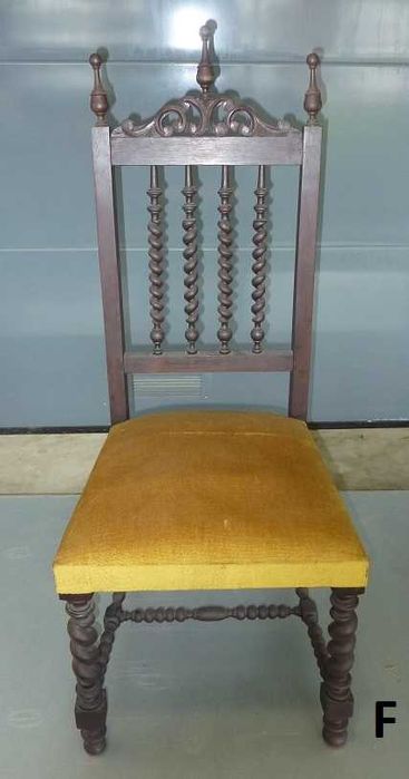 Lote 6 cadeiras com estofos amarelos e vermelhos