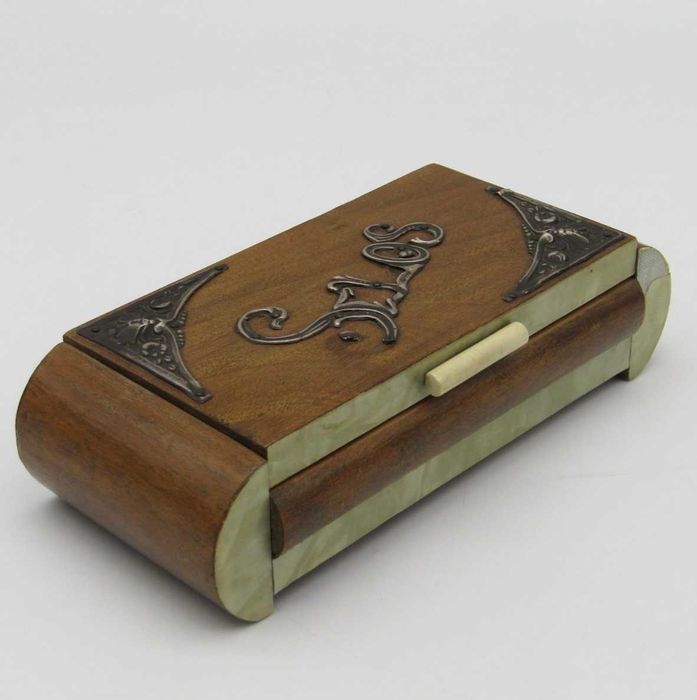 Caixa de madeira vintage para selos com revestimento prateado na tampa