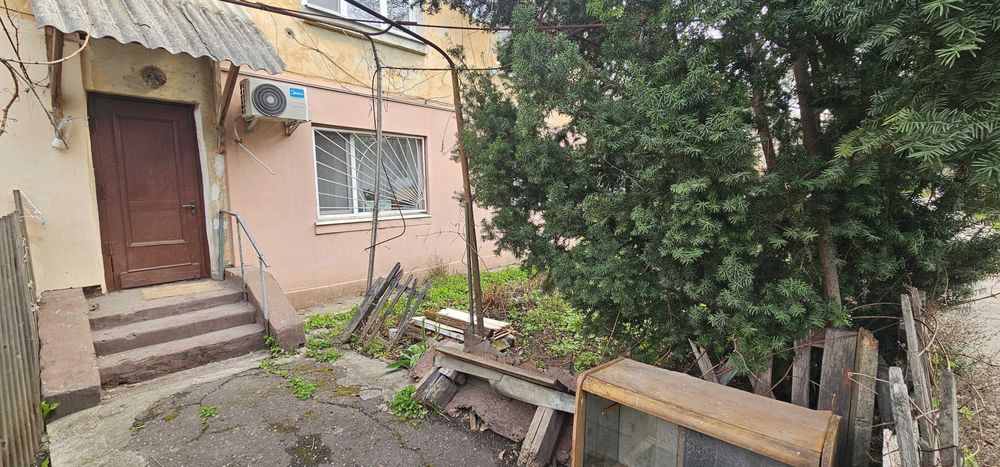 2 кім. квартира зі своїм  АГВ , палісадником та гаражем