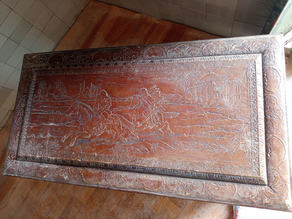 Arca esculpida com gravuras