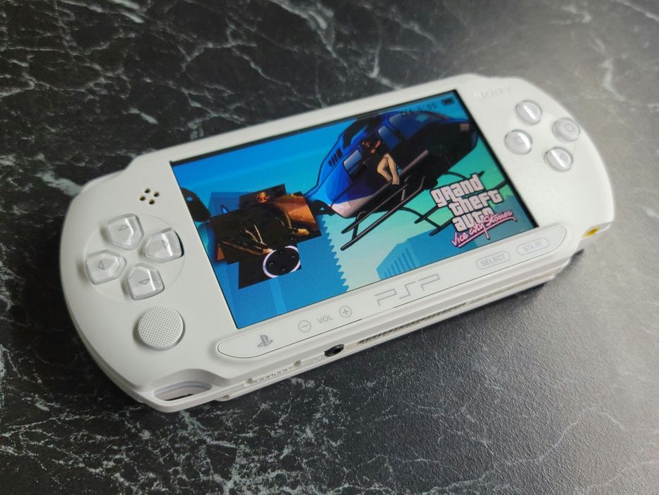 Ігрова портативна консоль Sony PlayStation Street E1004 White