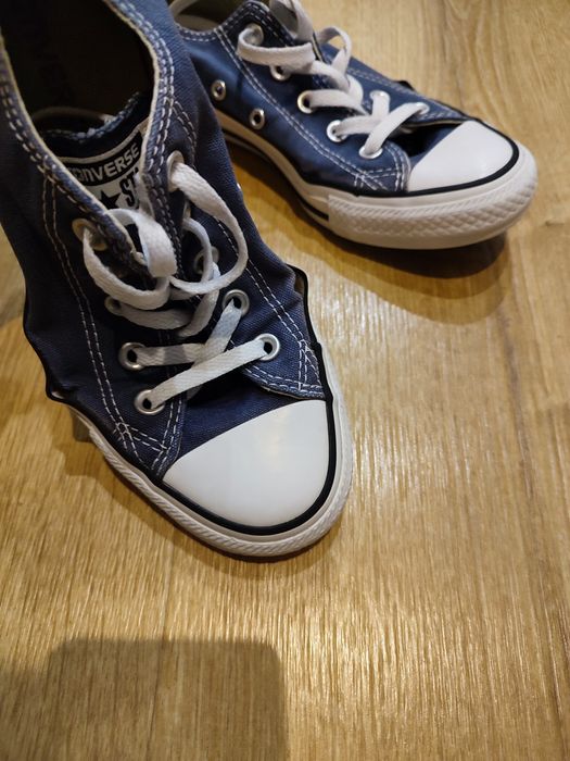 Granatowe Converse