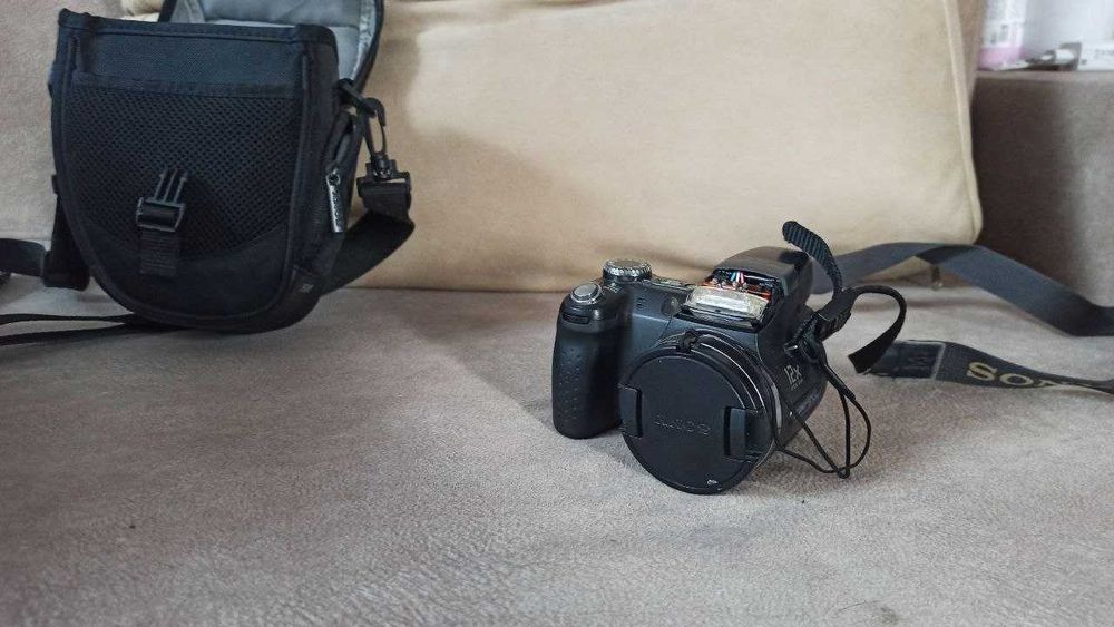 Напівпрофесійний фотоапарат SONY