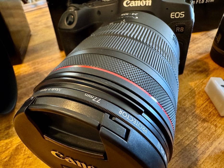 Canon R8 – em estado novo – incluindo 3 objetivas