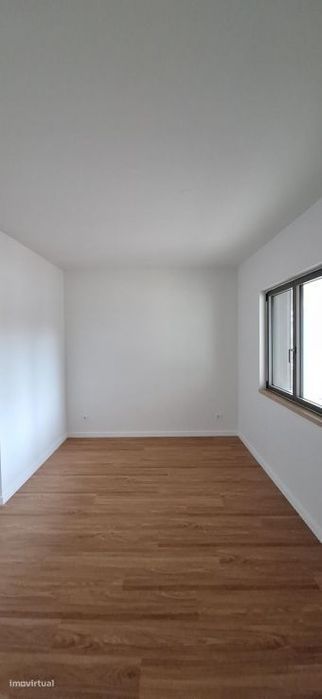 Apartamento T2 com jardim, Loures