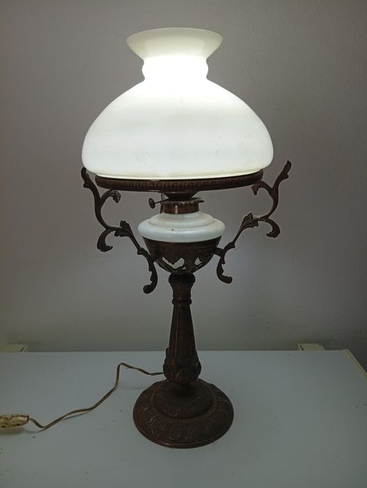 Candeeiro antigo com a base em bronze