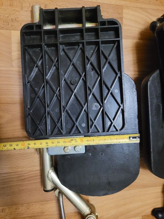 Подножки к инвалидной коляски