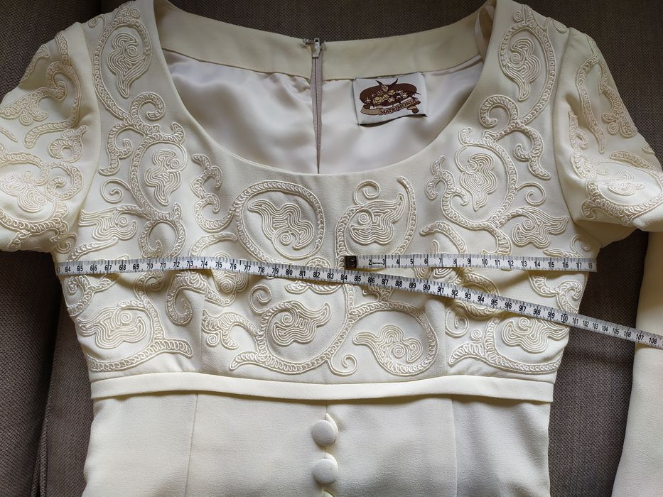 Vestido de noiva cor marfim, marca Rosa Clará