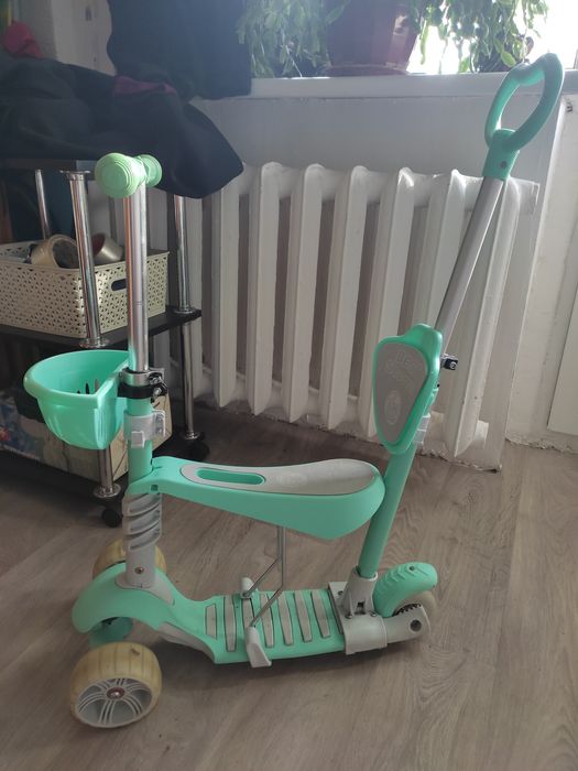 Самокат с сиденьем и поручнями