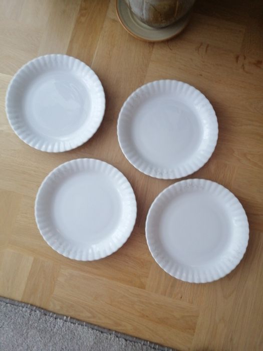 Komplet nowych talerzy Chodzież 4 sztuki