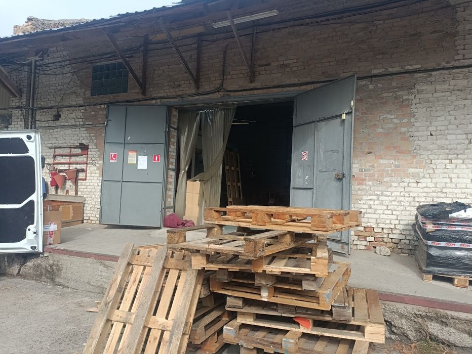 Солом'янський р-н. Склад 378м на рампі, зі стелажами.