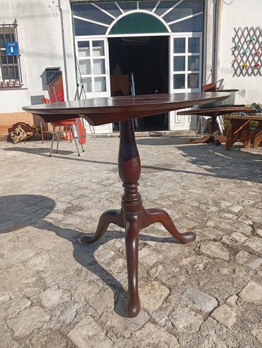 Mesa de apoio redonda com tampo basculante