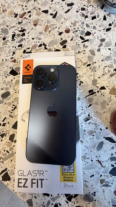 Granatowy iphone 15 pro 256 gb