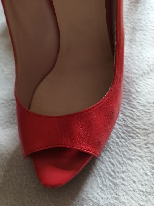 Włoskie skórzane buty w rozmiarze 39.