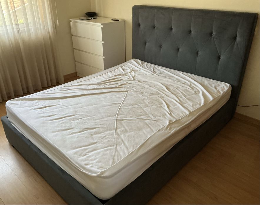 Cama de Casal Estofada 150x195 com Estrado – Cinzenta