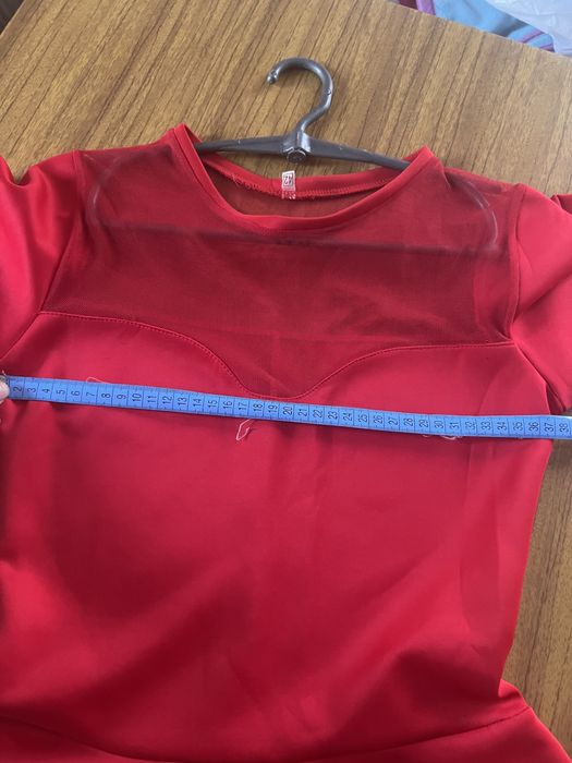 Гарна сукенька червона