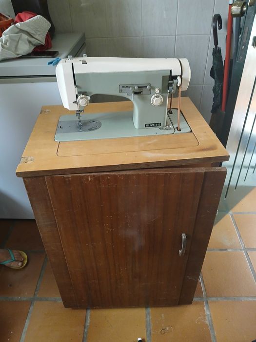 Máquina de costura tradicional, com móvel de madeira - marca Oliva 512