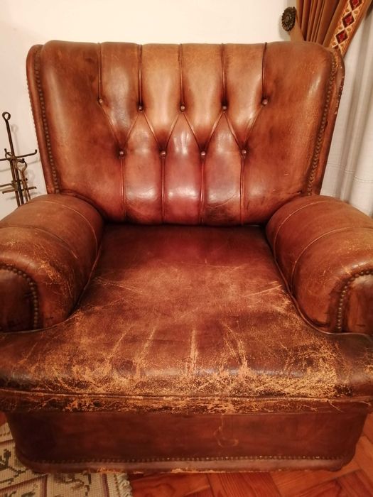 Conjunto de Sofá e 2 poltronas, em capitoné, Pele Genuína (Vintage)