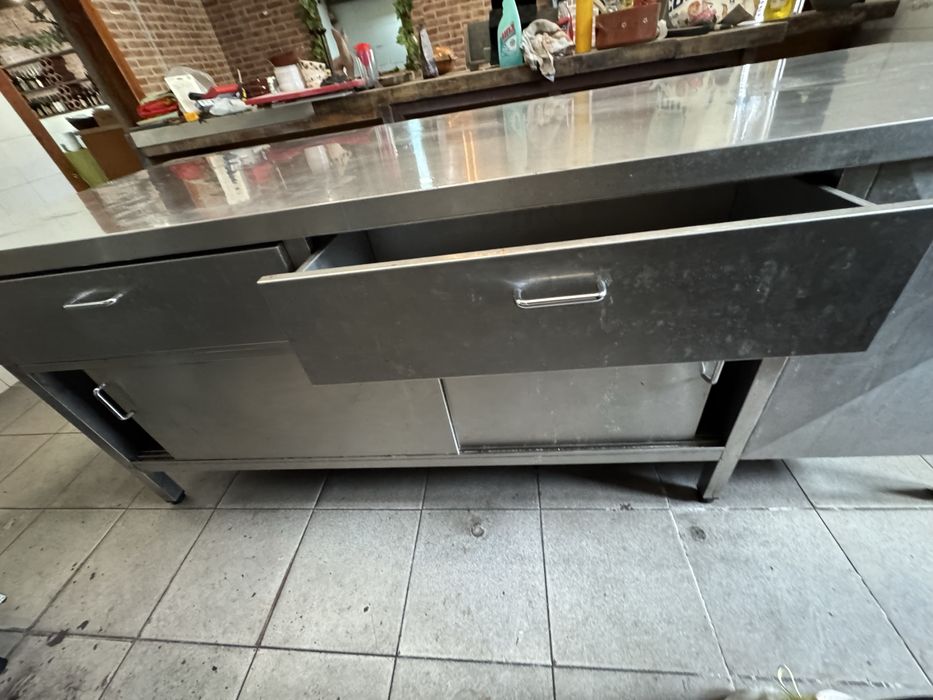 Bancada de inox c/ gavetas e portas deslizantes