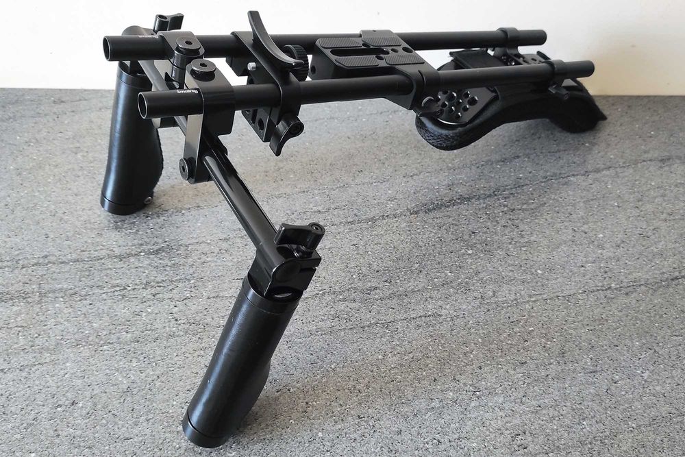 Rig naramienny z podporą obiektywu.