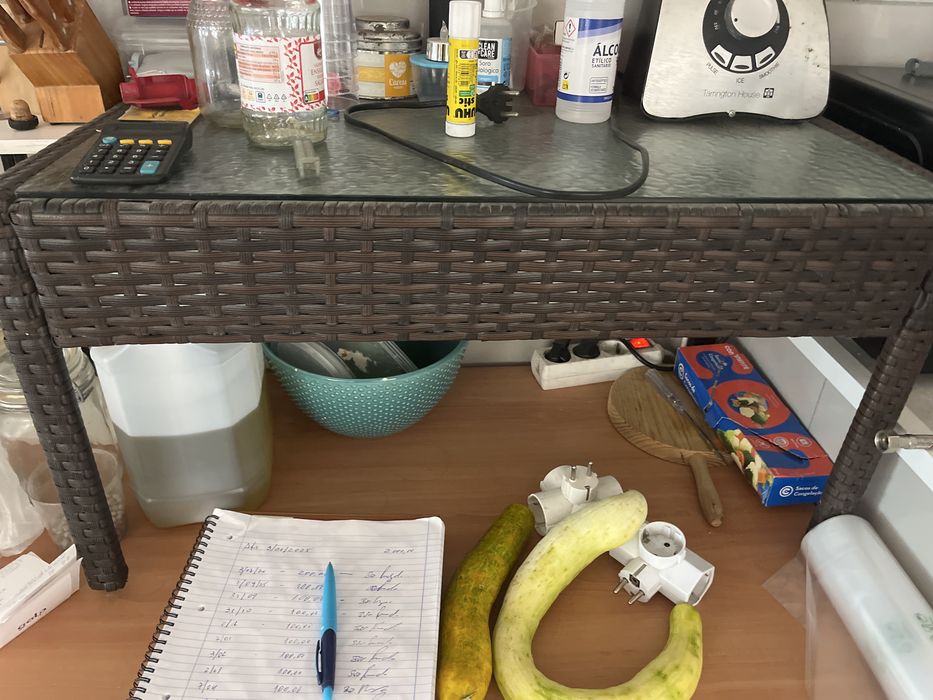 conjunto de duas cadeiras de uma pessoa e um cadeirao e mesa com tampo de vidro