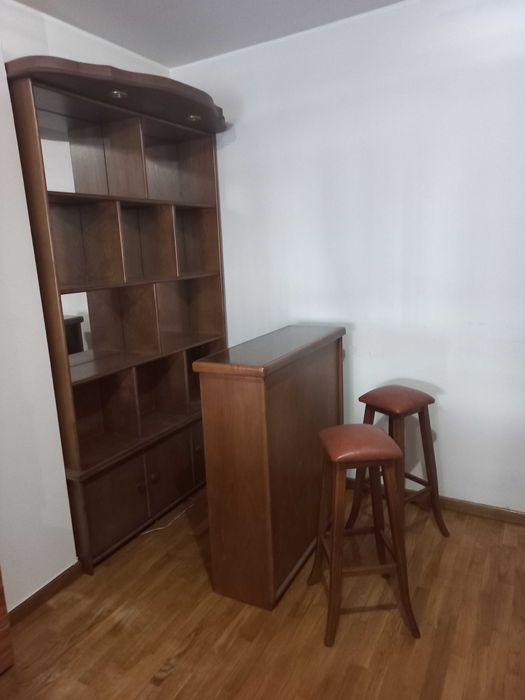 Bar em madeira com 2 bancos