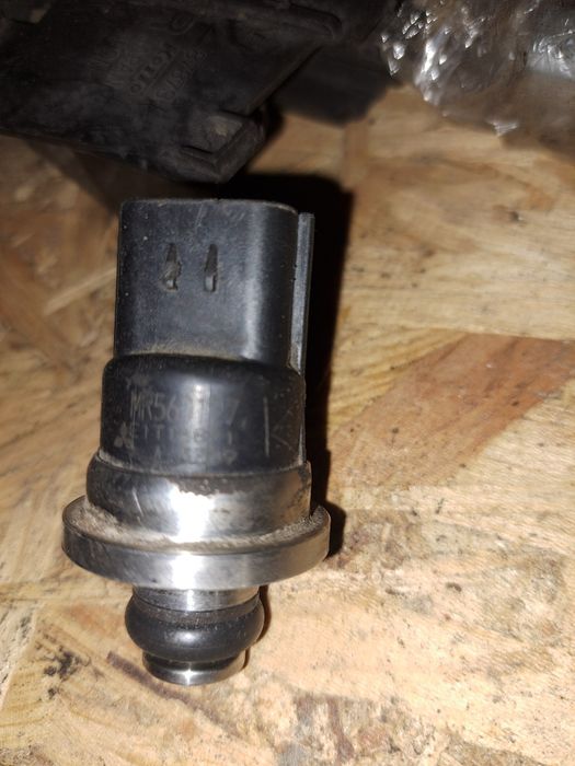 MR560127 Датчик тиску палива Mitsubishi Pajero Wagon 3 3,5