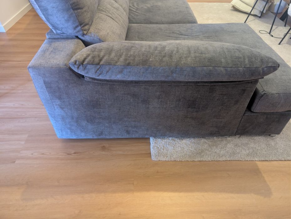 Sofá-cama com chaise longue em tecido cinza escuro