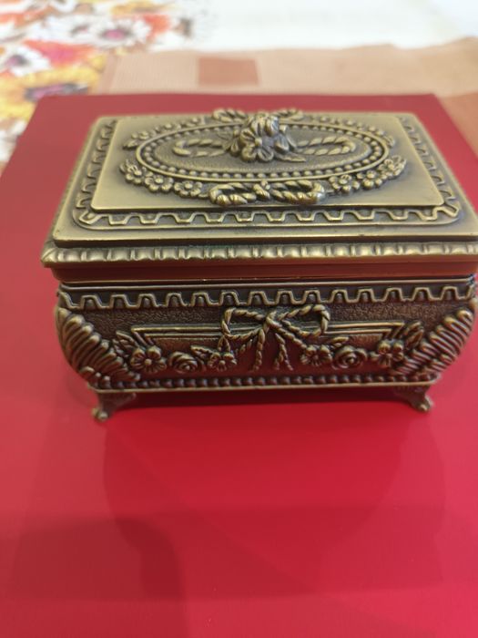 Szkatułka PRL, wykona z mosiądzu. Szkatułka ba biżutrje