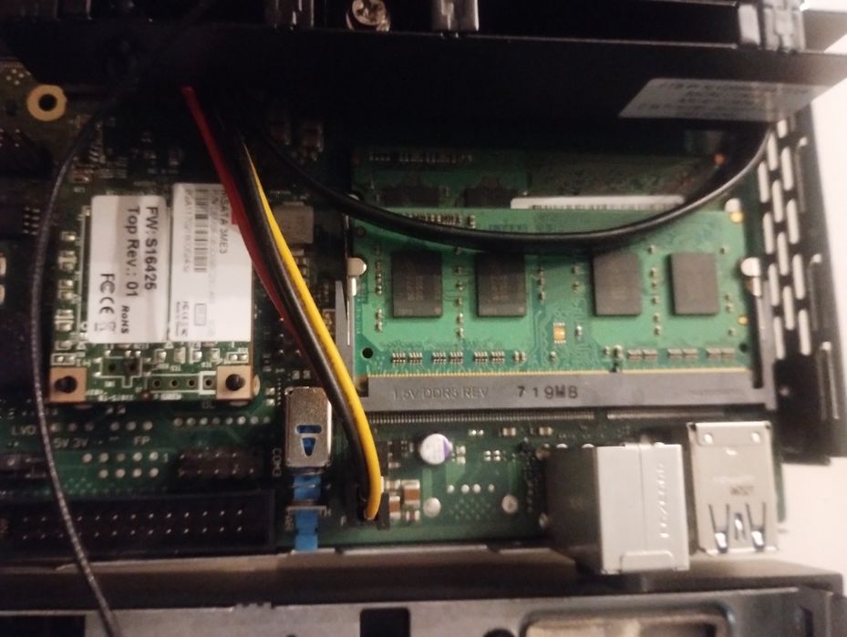 Fujitsu Futro s920 gx424cc 4rdzenie 8gb ram SSD AMD serwer