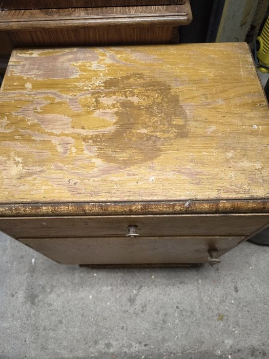 Stara szafka nocna do renowacji