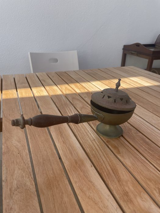 Incenseiro em latão com cabo em madeira