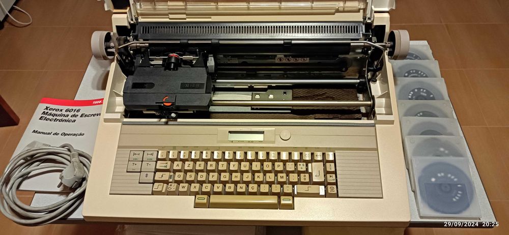 Máquina de escrever Eletrónica Xerox 6016