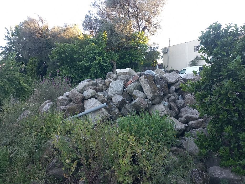 Vendo pedra [alguma trabalhada]