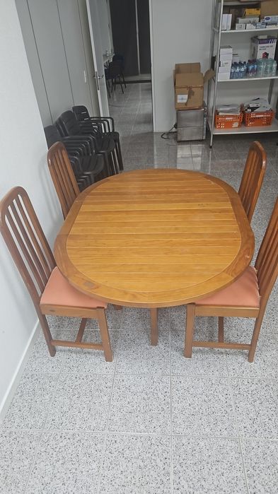 Mesa extensível com 4 cadeiras