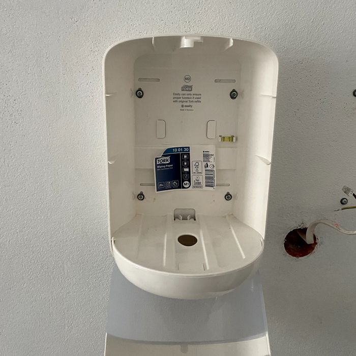 Pojemnik na ręcznik papierowe Tork M2 z kluczykiem