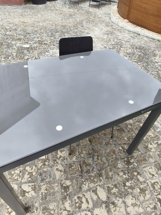 Mesa de cozinha em vidro com cadeiras