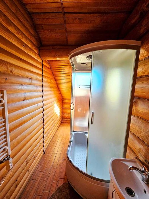 Продається діючий готель на березі річки Опір в курортному с. Славське