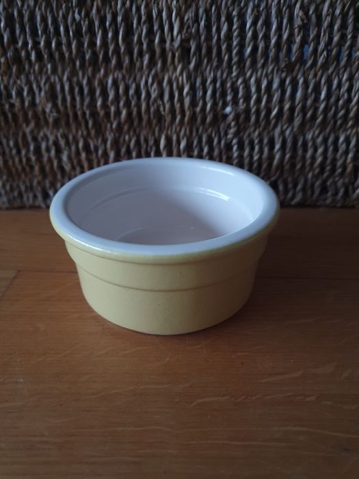 Żółte,ceramiczne naczynko