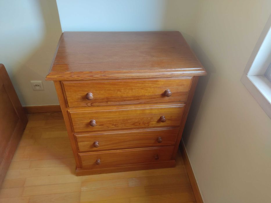 Móvel de apoio com gavetas, em madeira de pinho