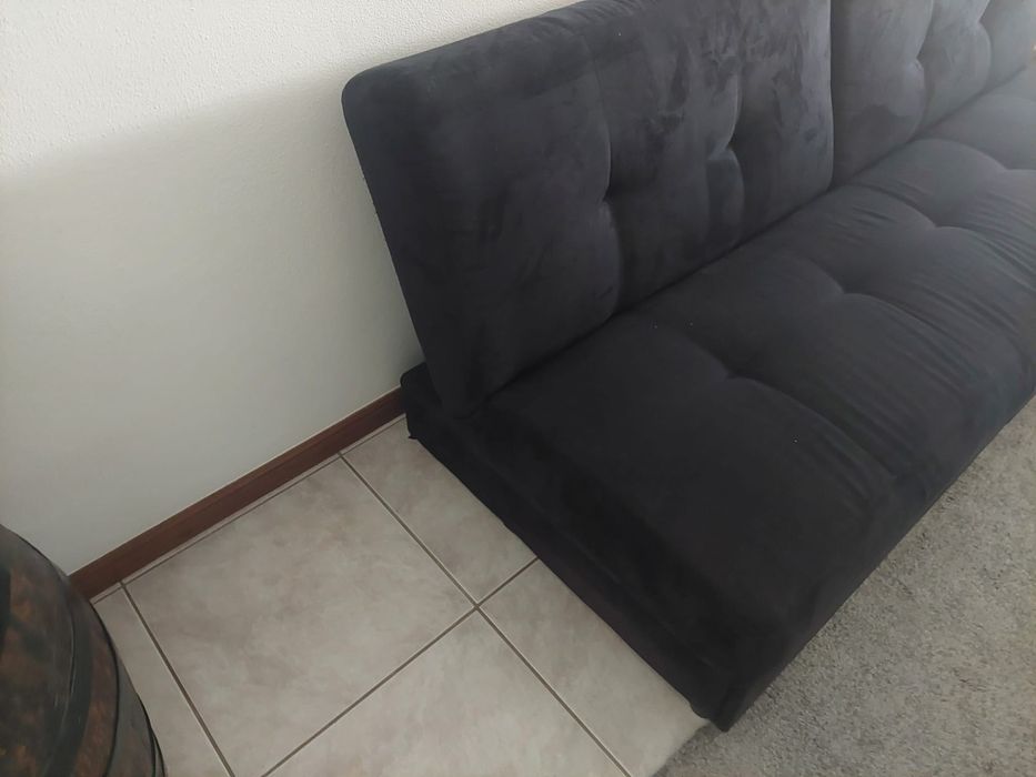 Sofá-cama preto usado
