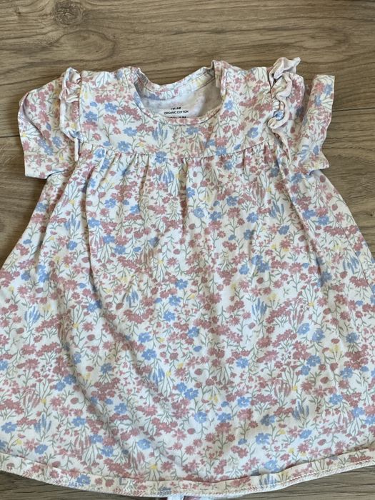 Piękna sukienka niemowlęca w kwiaty