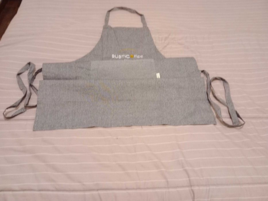 Lote 2 aventais, 1 c/ peitilho e bolso e outro sem - Novos