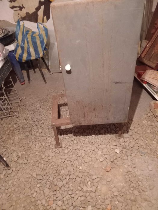 Ящик-сейф металлический настенный.