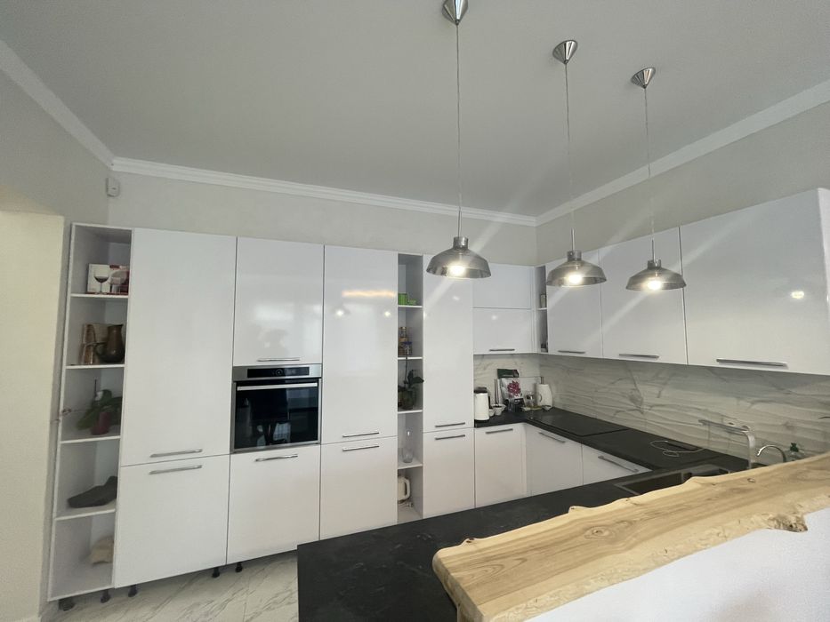 Гарний, Сучасний, добротний  будинок з басейном