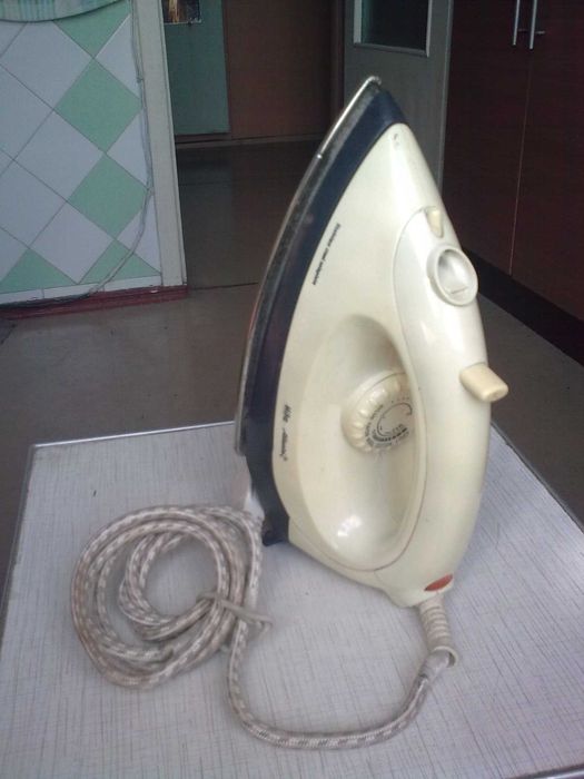 Утюг Атланта 1200w в нормальном рабочем состоянии