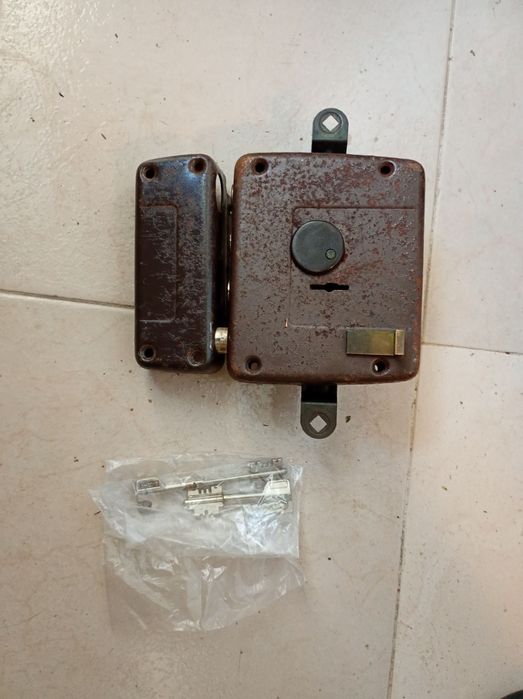 Fechadura  CISA        .